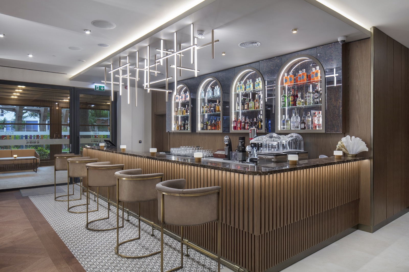 Барът на DoubleTree by Hilton Пловдив — реализиран хотелски интериор от Kraftek Design